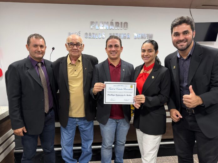 Phellipe Brito, prefeito de Ituaçu recebe título de Cidadão Riocontense