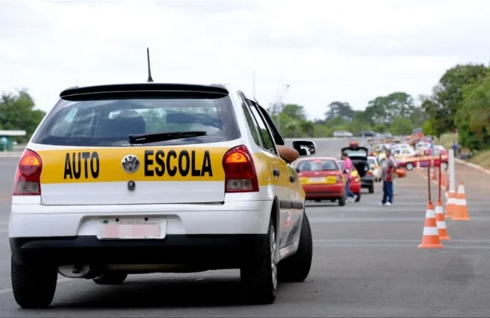 Contran aprova fim da obrigatoriedade de aulas em autoescolas para tirar a CNH