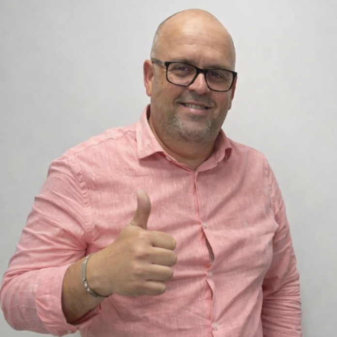 Prefeito Lélio Jr. comemora a publicação no Diário Oficial da reforma do Mercado Municipal do povoado de Terra Vermelha