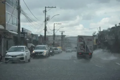 Fortes chuvas provocam alagamentos e causam lentidão no trânsito em Vitória da Conquista.