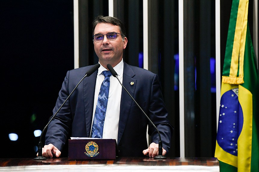 Flávio Bolsonaro diz que é preciso “libertar trabalhador da mão do crime”