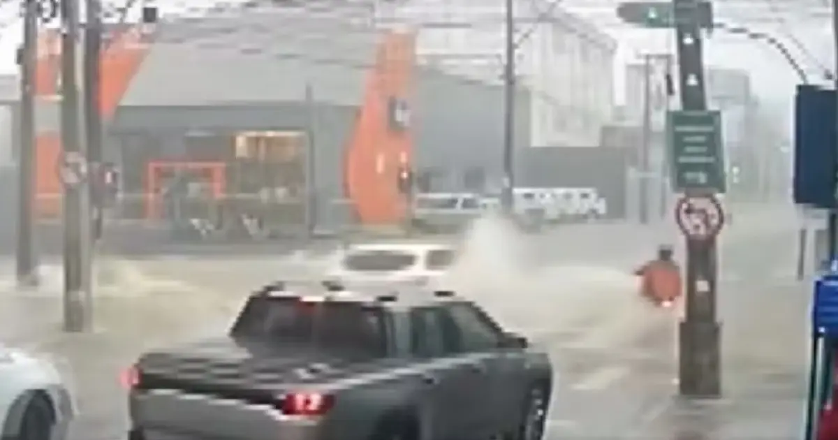 Motociclista é arrastado por enxurrada durante forte chuva em Vitória da Conquista