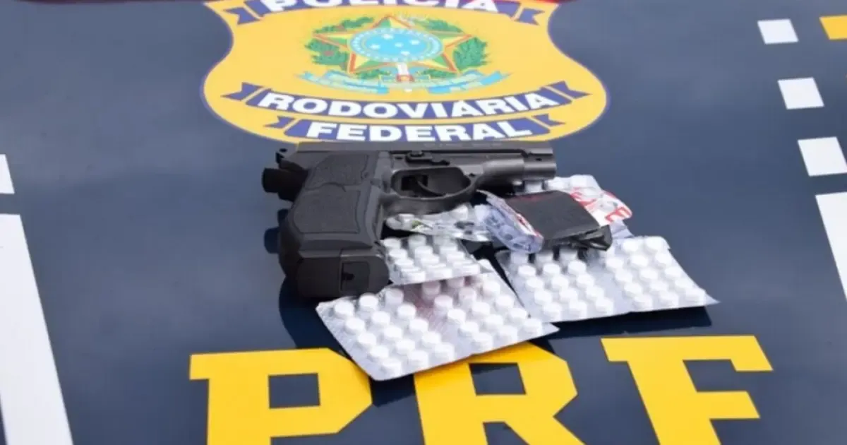 Caminhoneiro é flagrado com drogas, simulacro de arma e excesso de carga na BR-324