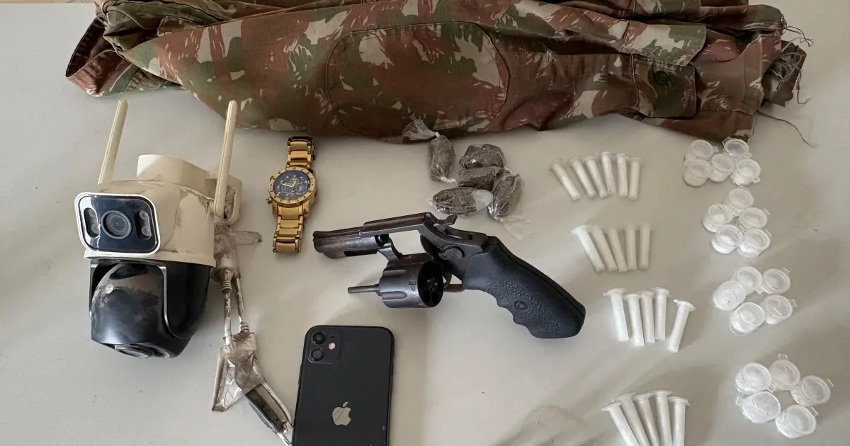 Homem é preso com arma de fogo e câmera de segurança por suspeita de tráfico de drogas no interior da Bahia