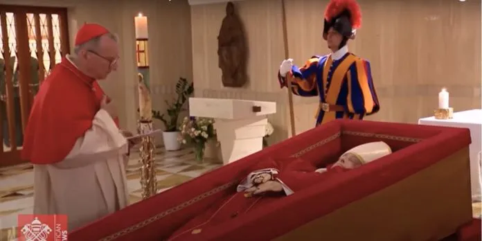 Papa Francisco: Vaticano divulga primeiras imagens do velório na Casa Santa Marta