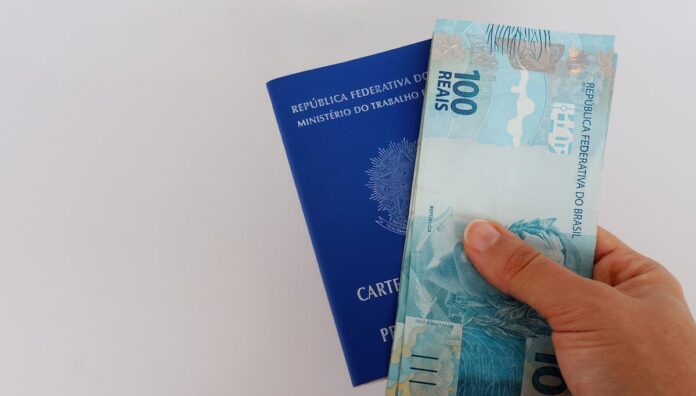 Salário mínimo de R$ 1.621 começa a ser pago nesta segunda