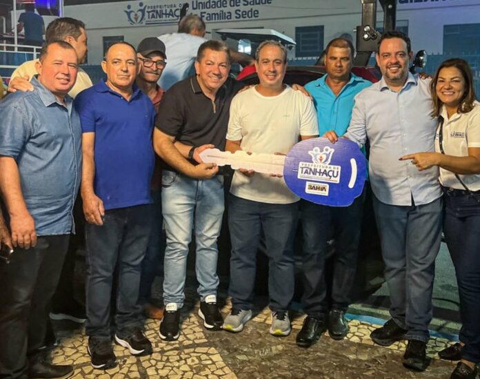 Valdemir Gondim, Lucas Reis e Vitor Azevedo celebram entrega de nova ambulância em Tanhaçu