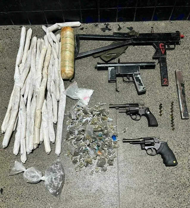 Submetralhadoras, drogas e explosivos foram encontrados com os bandidos mortos em confronto com a...