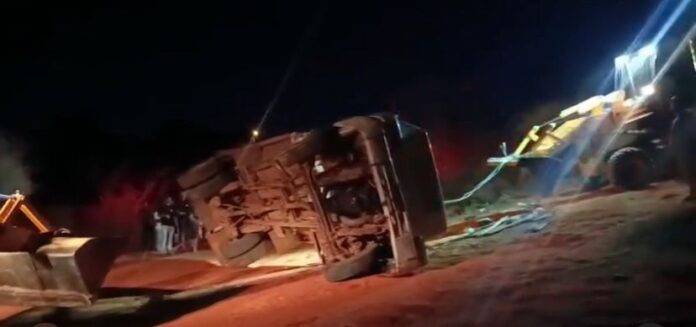 Bombeiros resgatam motorista preso às ferragens após acidente com caminhão-pipa na zona rural de Maetinga