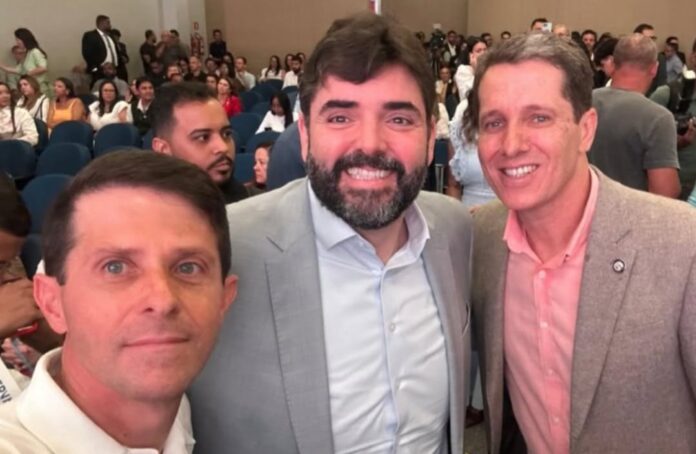 Prefeito Renatinho de Caraíbas participa de encontro estratégico em Salvador ao lado de Zé Coca e Adolpho Loyola