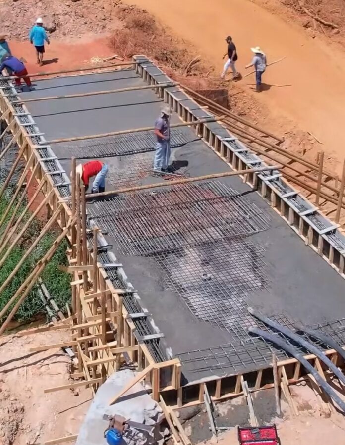 Mesmo de férias, prefeito Phellipe Brito acompanha e divulga andamento de mais uma obra em Ituaçu