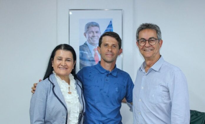 Prefeito Renatinho busca avanços em infraestrutura durante visita à SEINFRA com a secretária Jusmari Oliveira