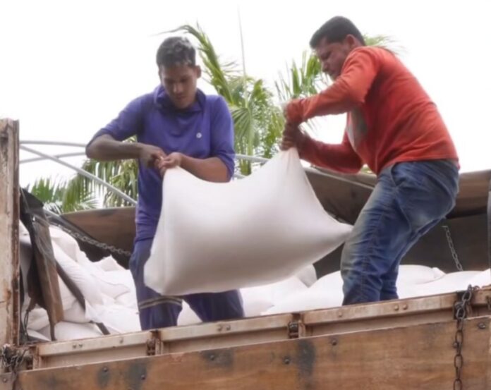 Prefeito Renatinho destaca parceria com o Governo do Estado na entrega de 850 sacos de milho para produtores rurais de Caraíbas