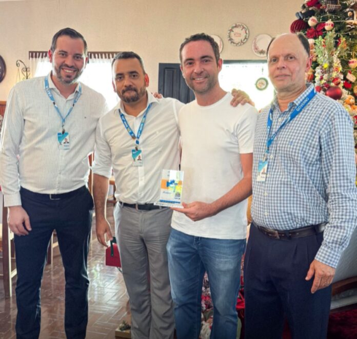 Brumado discute novos investimentos em reunião com a Caixa Econômica e prefeito Fabrício Abrantes recebe troféu de reconhecimento de município parceiro