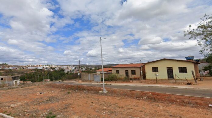 MAETINGA – Moradores da Vila Mateiro estão sem energia elétrica desde as 07 horas da manhã dessa segunda-feira