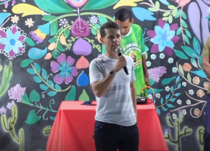 Prefeito Renatinho de Caraíbas inaugura iluminação natalina e celebra união da comunidade