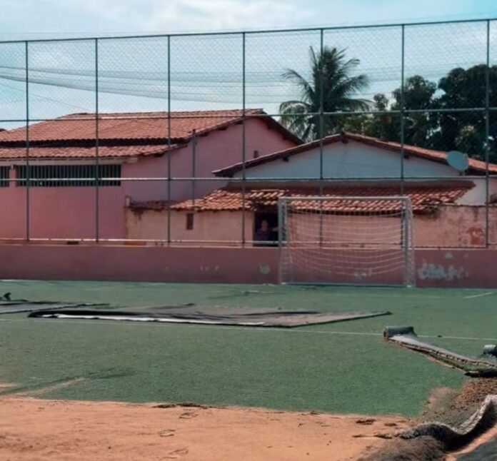 Prefeitura de Caraíbas inicia reforma da quadra sintética para melhorar estrutura esportiva do município