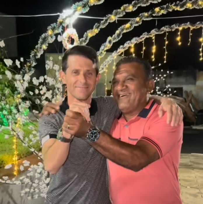 Caraíbas: Prefeito Renatinho presenteia Povoado de Vila Mariana com iluminação especial de natal