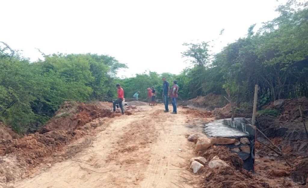 Prefeito Renatinho realiza recuperação da estrada da comunidade Maxixe, em Caraíbas
