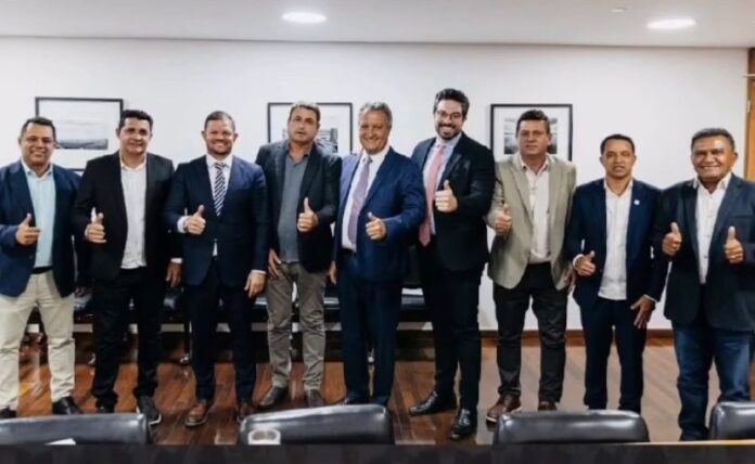 Ao lado de prefeitos, Quinho articula demandas municipais em Brasília durante encontro com Rui Costa