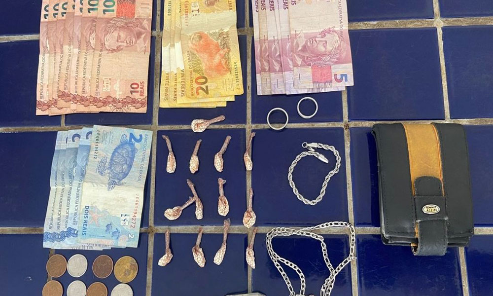 Homem é preso acusado de tráfico de drogas nas proximidades do Mercado Municipal de Brumado