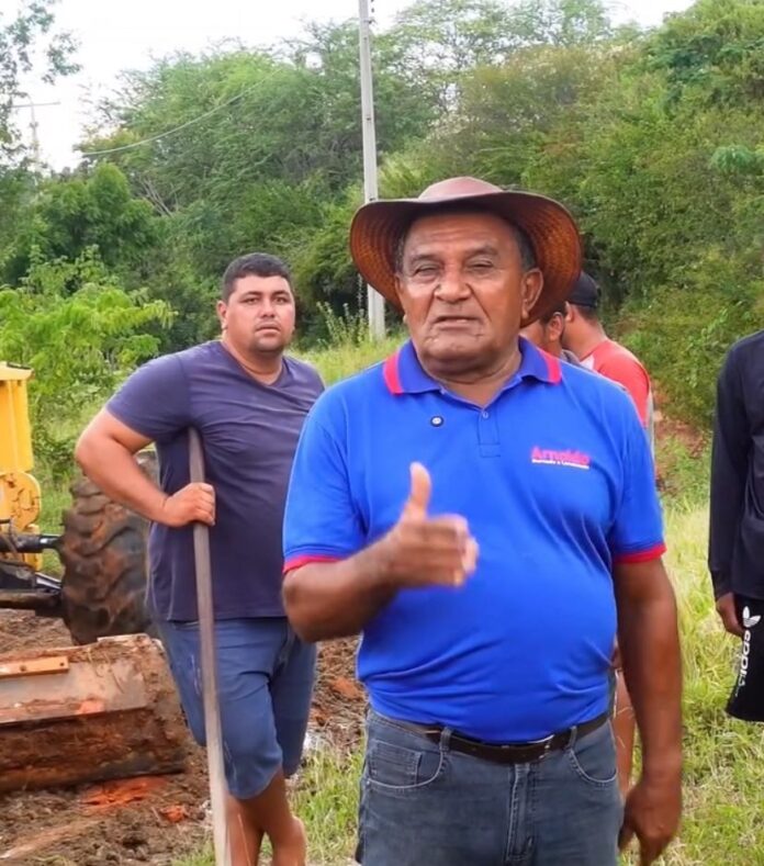 Vice-prefeito Arnaldo acompanha recuperação emergencial de estradas na região do Barbosa, em Caraíbas