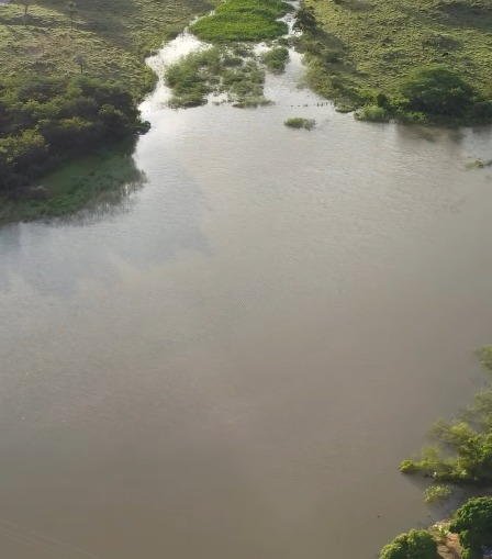 Caraíbas: Prefeito Renatinho comemora barragem da Limeira cheia após limpeza realizada em novembro
