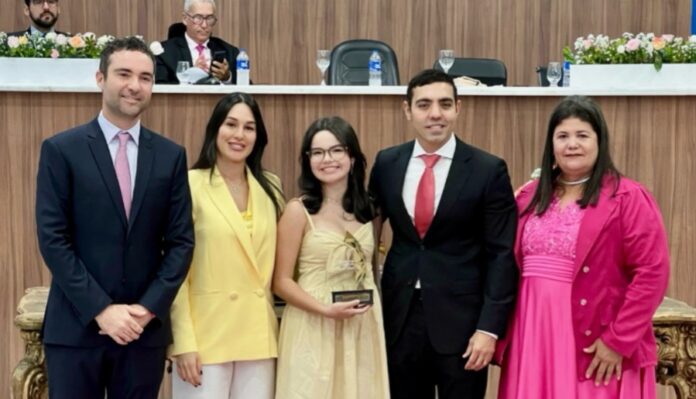 Primeira-dama Abiara Dias destaca avanços e reforça valorização das mulheres em sessão solene em Brumado