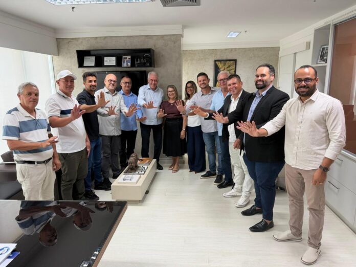 Prefeito Lélio Júnior ao lado dos vereadores da base garantem pá carregadeira para Jânio Quadros durante agenda em Salvador