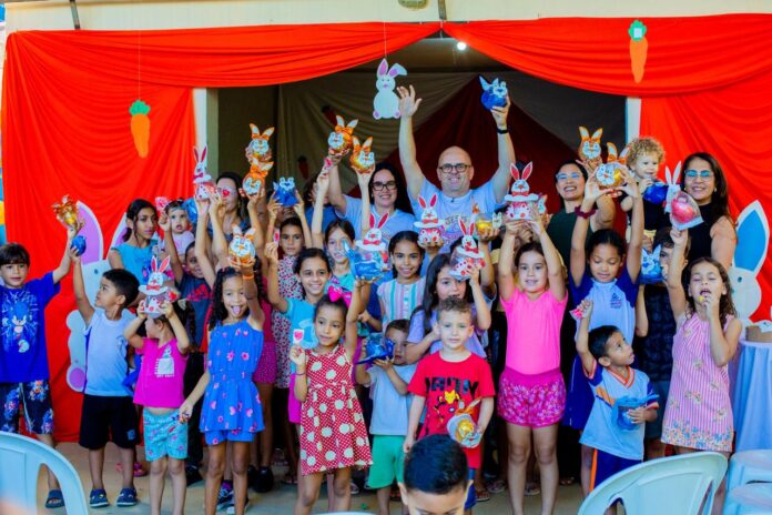 Prefeito Lélio Jr. e primeira-dama Arlete realizam entrega de ovos de Páscoa para crianças do CRAS