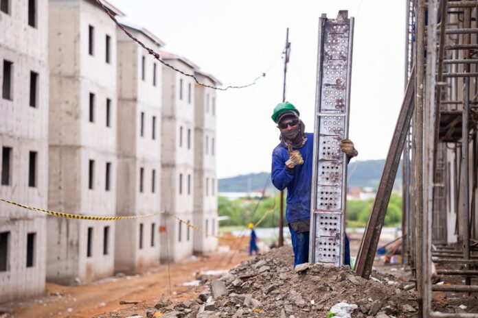 Prefeito Fabrício Abrantes destaca avanço da obra de 144 casas do Residencial São Sebastião I em Brumado