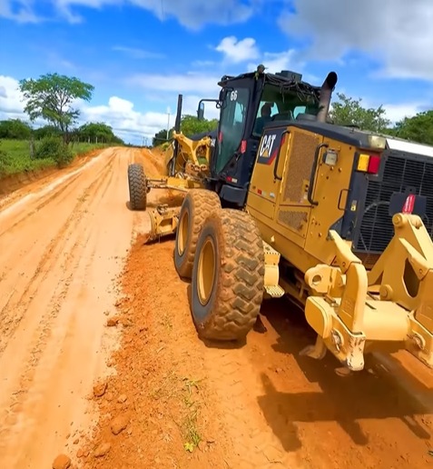 Tucum, Frio e Riachão dos Borges recebem obras de recuperação de estradas vicinais em Tanhaçu