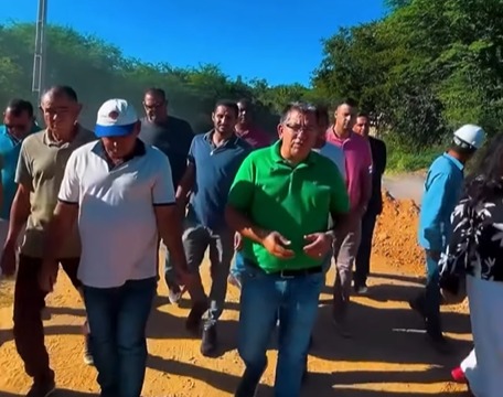 Prefeito Valdemir Gondim realiza visita técnica na obra da Adutora em Tanhaçu