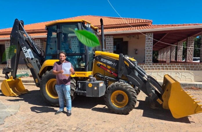 Tanhaçu reforça infraestrutura com nova retroescavadeira e prefeito Valdemir Gondim destaca avanços