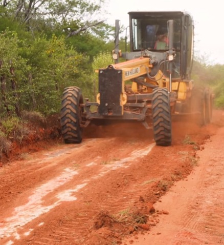 Caraíbas avança na recuperação de estradas vicinais e reforça apoio à zona rural